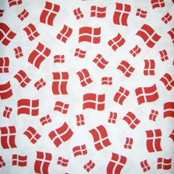 hvidt patchworkstof med røde dannebrog flag